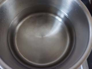 8、#中式点心#酒酿薯圆,另取一个小奶锅,倒入1L的水,放入20g冰糖大火煮开