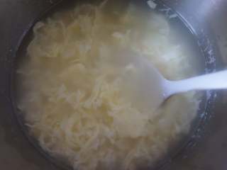 11、#中式点心#酒酿薯圆,待蛋花汤稍微凉后倒入酒酿搅拌均匀,如果温度太高,口感会有些发酸