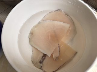 2、响螺虫草花老鸽汤,响螺提前泡软