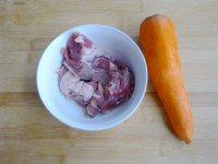 1、胡萝卜炖羊肉,准备好食材,胡萝卜去皮切成滚刀块待用。