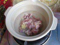 2、胡萝卜炖羊肉,羊肉冷水下锅,放入两片姜,煮到水开,捞出待用。