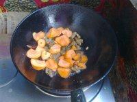 9、胡萝卜炖羊肉,这时候将胡萝卜块放入翻炒。