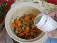 12、胡萝卜炖羊肉,当汤汁快收干时,关火加入蔬菜精。