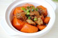 13、胡萝卜炖羊肉,羊肉软烂但嚼起来有劲,胡萝卜绵软,还沾满了羊肉的香味,别提有多好吃了。
