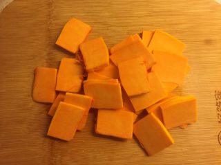 4、南瓜藜麦饭,南瓜切片。