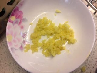 5、南瓜藜麦饭,准备姜茸。