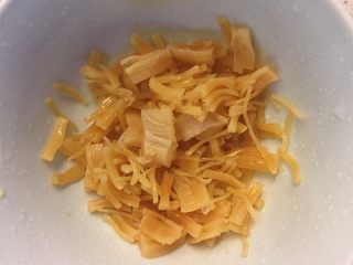 7、南瓜藜麦饭,瑶柱撕成丝。