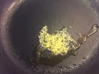8、南瓜藜麦饭,热锅下油，爆香姜茸。