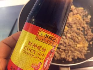 11、南瓜藜麦饭,加入一汤匙蚝油，一汤匙生抽和料酒。