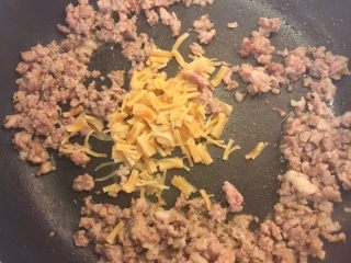 10、南瓜藜麦饭,加入瑶柱丝炒匀。