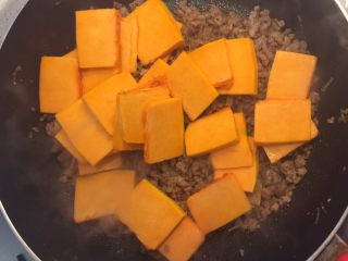 12、南瓜藜麦饭,炒均后加入南瓜片。