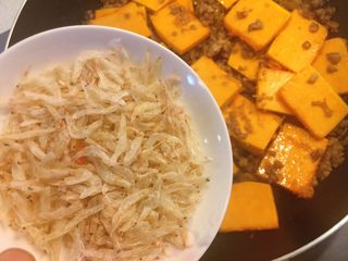 13、南瓜藜麦饭,加入虾皮炒均。