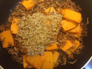 14、南瓜藜麦饭,加入藜麦和大米翻炒。