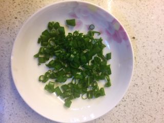 16、南瓜藜麦饭,煮饭时准备葱花。