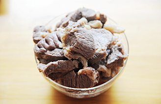 1、海鲜家宴,羊腿切大块，放入冷水中，大火加热至开锅，转中火保持沸腾1分钟漂去浮沫，捞出羊腿；