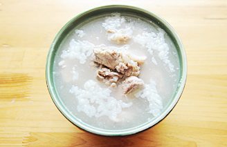 2、海鲜家宴,.炖锅内烧开水，放入冒好的羊腿，大火再次煮开后转小火炖2小时左右直至肉酥烂；