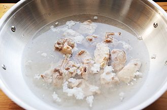 5、海鲜家宴,将锅内烧水的地方换成羊腿汤，盖好锅盖大火煮开，放入螃蟹，再次开锅后转中火蒸8-10分钟；