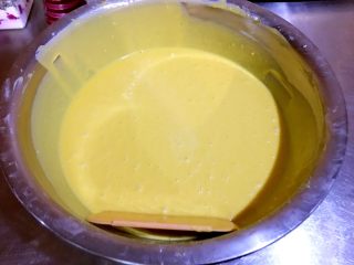 2、最靠谱的网红-蛋糕店里的肉松小贝,将玉米油、羊奶加入搅拌均匀