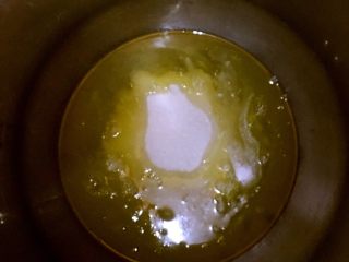 3、最靠谱的网红-蛋糕店里的肉松小贝,蛋白里加入少许白醋或柠檬汁，加入白糖