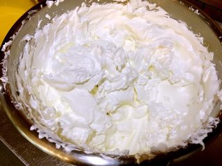 4、最靠谱的网红-蛋糕店里的肉松小贝,打发蛋白，最后用打蛋器低速搅打均匀