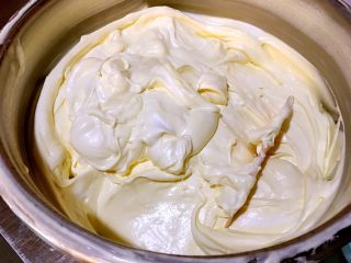 6、最靠谱的网红-蛋糕店里的肉松小贝,将翻拌均匀的蛋糕糊全部倒入蛋白霜的容器中，用同样的方式翻拌均匀。