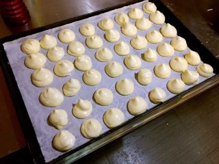 7、最靠谱的网红-蛋糕店里的肉松小贝,将搅拌均匀的蛋糕糊装入裱花袋，裱花袋底部剪圆洞，将蛋糕糊挤入铺好油纸的烤盘上