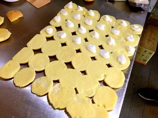 9、最靠谱的网红-蛋糕店里的肉松小贝,倒扣，撕掉油纸，在一半蛋糕胚上挤上沙拉酱