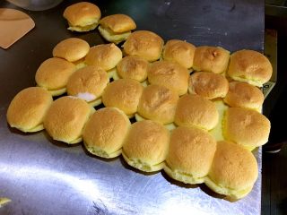 10、最靠谱的网红-蛋糕店里的肉松小贝,用没抹沙拉酱的蛋糕胚盖到抹沙拉酱的蛋糕胚上