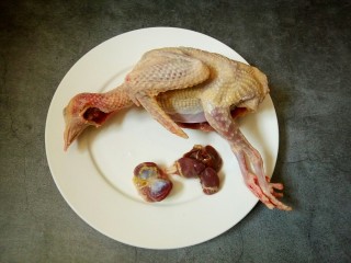 1、滋补鸽子汤,鸽子一只,这是市场买的时候已经处理干净,回来清洗一下就可以炖,鸽子可切小块也可以整只下锅炖。