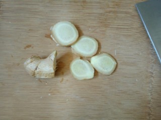 3、滋补鸽子汤,姜洗净切片