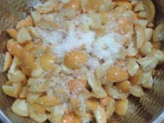 2、金桔酱,放入白糖腌制15分钟