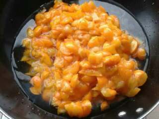 4、金桔酱,锅里放水，放入压好的金桔