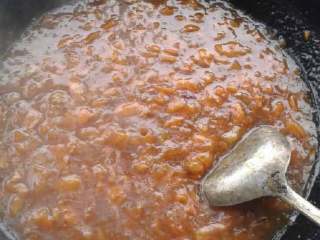 5、金桔酱,持续的翻炒。火不要太大，以免弄糊了