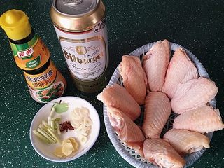 1、德国啤酒烩鸡翅,准备好所有食材