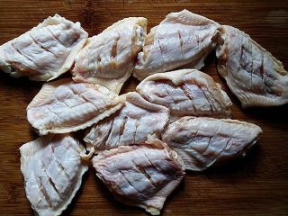 2、德国啤酒烩鸡翅,鸡翅洗净沥干后在背面划几刀