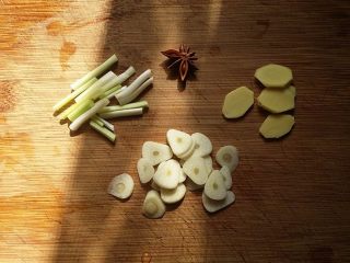 3、德国啤酒烩鸡翅,准备好葱、姜、蒜和大料