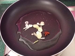 4、德国啤酒烩鸡翅,锅热倒油爆香调料后盛出