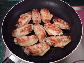 6、德国啤酒烩鸡翅,煎制两面焦黄