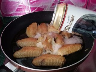 7、德国啤酒烩鸡翅,倒入一听德国啤酒