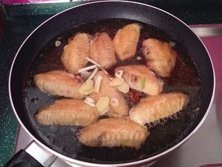 8、德国啤酒烩鸡翅,再倒入爆香好的调料，加盖大火