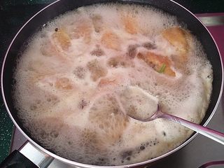 9、德国啤酒烩鸡翅,煮开撇去血沫转小火继续