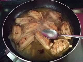 11、德国啤酒烩鸡翅,稍后加撒些食盐调味
