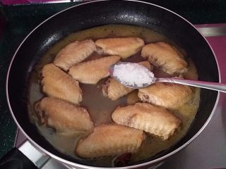 10、德国啤酒烩鸡翅,烩制水量不多时加入白糖