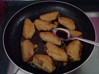 13、德国啤酒烩鸡翅,最后放少许老抽上色