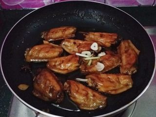 14、德国啤酒烩鸡翅,转大火收汁再放少许葱姜蒜关火