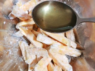 1、#香草炸红薯条#|低油低卡又快手的减脂小零食！????,加一勺油，接着搅拌。