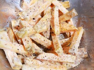 2、#香草炸红薯条#|低油低卡又快手的减脂小零食！????,加盐，黑胡椒，香草料，搅拌均匀。