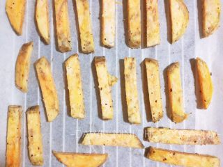 3、#香草炸红薯条#|低油低卡又快手的减脂小零食！????,放入炸锅中，15分钟左右。