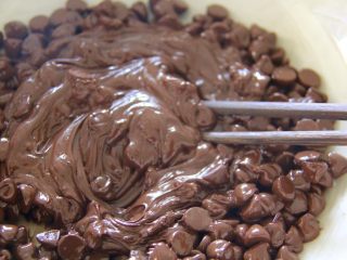 2、简单费列罗巧克力球,把化的巧克力搅开，搅均匀