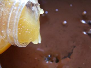 4、简单费列罗巧克力球,把蜂蜜放进去，把它搅匀